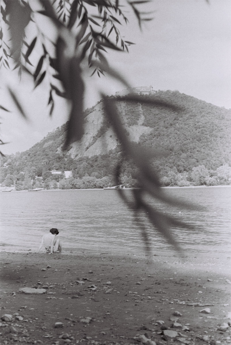 mig-art-miklos-bajus-fotograf-region-stuttgart-analogfotografie: schwarz-weiß foto einer frau im badeanzug die am strand sitzt